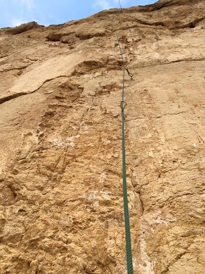 Ħabel aħdar jitla' ma' ħajt tal-ġebla safra minn ġo quickdraws imwaħħlin